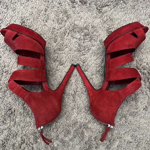 Sexy, strappy red heels - Picture 5 of 8